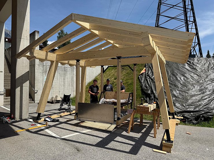 Holzkonstruktion überdachte Schaukel
