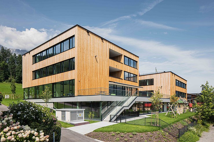 Große Fensterflächen, Holz, Sichtbeton und Glas bestimmen die hellen und großzügigen Räumlichkeiten.