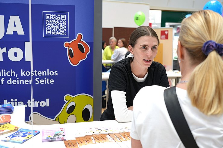 © Land Tirol/Schallhart Zwei Frauen miteinander sprechend