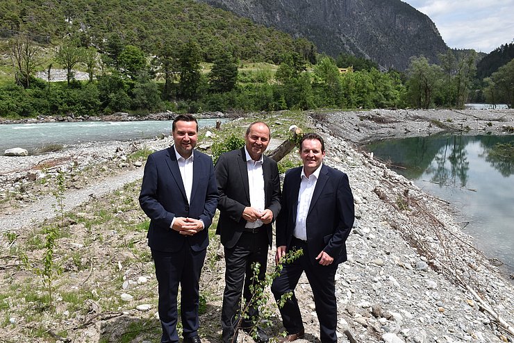 © Land Tirol/Jansenberger Drei Männer stehen vor dem renaturierten Inn-Abschnitt.
