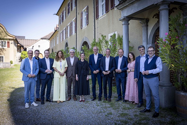 Personen stehen nebeneinander