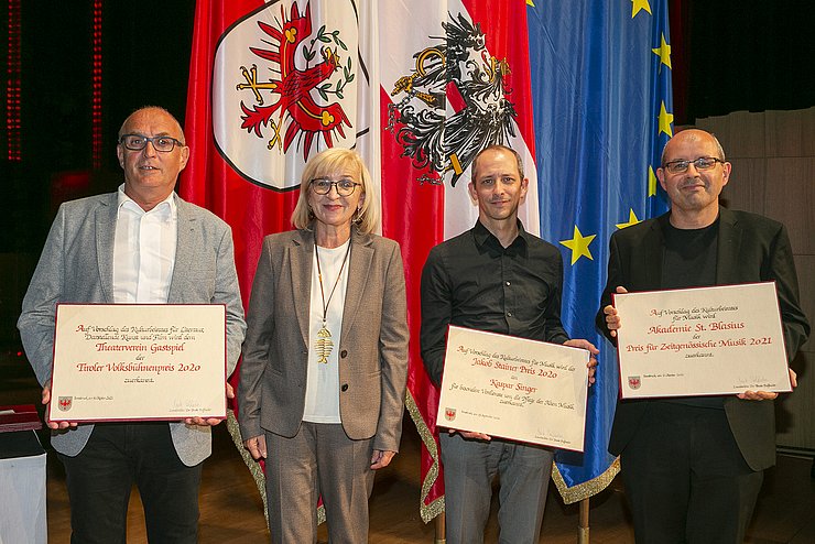 In der Gruppe Musik und darstellende Kunst zeichnete LRin Palfrader Kaspar Singer (Mitte) sowie die Akademie St. Blasius, vertreten durch Obmann Karlheinz Siessl (re.), und den Theaterverein Gastspiel Kramsach, vertreten durch Obmann Otto Naschberger, aus. 