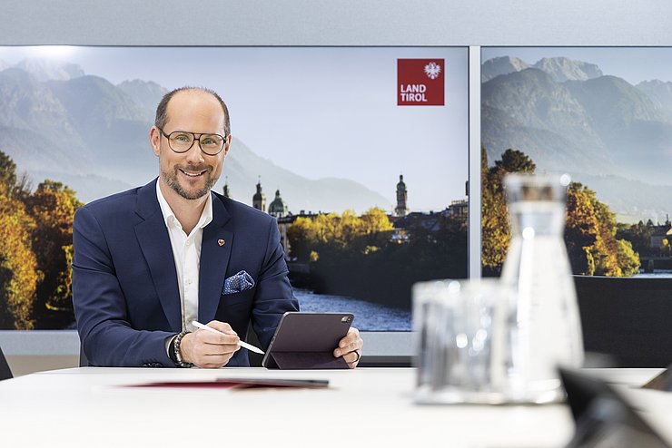 Mario Gerber sitzt mit Tablet am Tisch