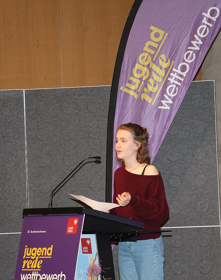 Jugendliche spricht in Mikrofon