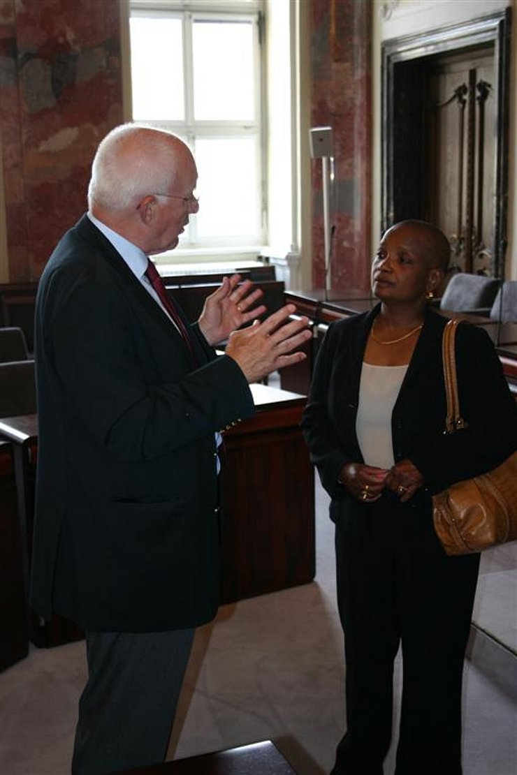 © Landtagsdirektion Die kubanische Botschafterin Norma Giocochea Estenoz und Landtagspräsident DDr. Herwig van Staa.