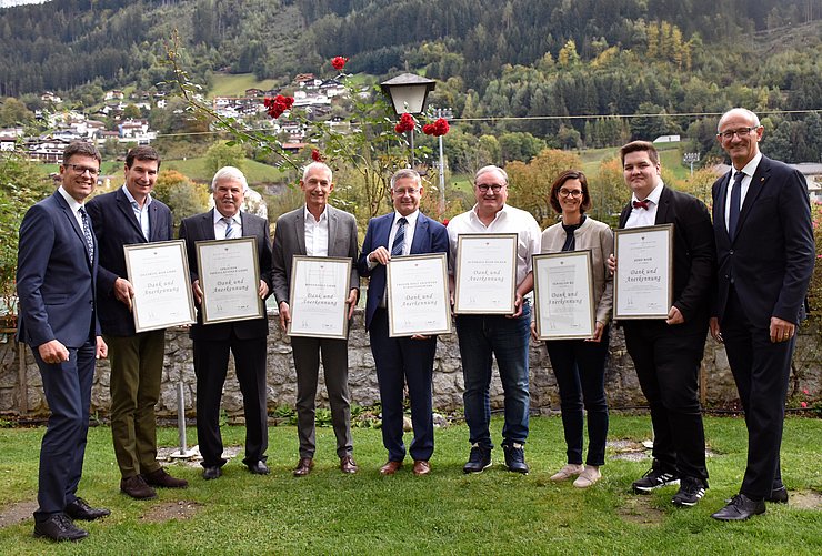 Ehrung für Tiroler Traditionsbetriebe im Bezirk Schwaz mit runden Betriebsjubiläen im Jahr 2020, von links: BH Michael Brandl, Martin Lechner (Zillertal Bier), Franz Opbacher (Opbacher Installationen), Franz Binder (Binderholz GmbH), Helmut Troger (Troger Holz), Günther Picker (Hans Picker GmbH), Martina Kurz (Schaller KG), Laurin Mair (Taxi Josef Mair) und LR Anton Mattle. 