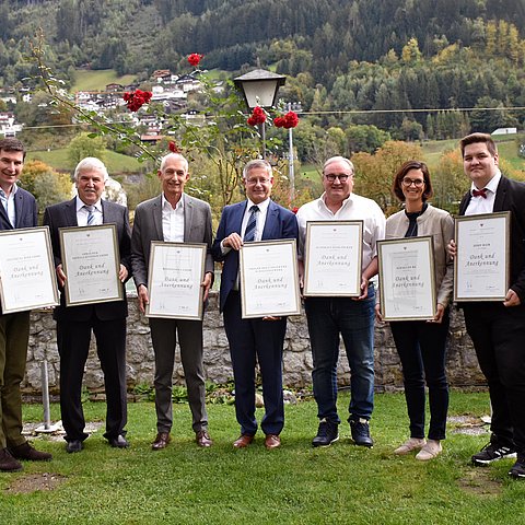 Ehrung für Tiroler Traditionsbetriebe im Bezirk Schwaz mit runden Betriebsjubiläen im Jahr 2020, von links: BH Michael Brandl, Martin Lechner (Zillertal Bier), Franz Opbacher (Opbacher Installationen), Franz Binder (Binderholz GmbH), Helmut Troger (Troger Holz), Günther Picker (Hans Picker GmbH), Martina Kurz (Schaller KG), Laurin Mair (Taxi Josef Mair) und LR Anton Mattle. 