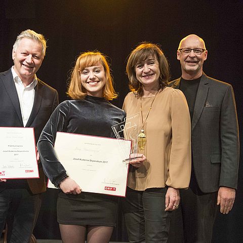 Im Jahr 2017 erhielt Alina Haushammer den Publikumspreis. V.li.: ORF-Direktor Helmut Krieghofer, LRin Beate Palfrader und Landestheater-Intendant Johannes Reitmeier mit der Preisträgerin des Josef-Kuderna-Stipendiums und Publikumsliebling Alina Haushammer.