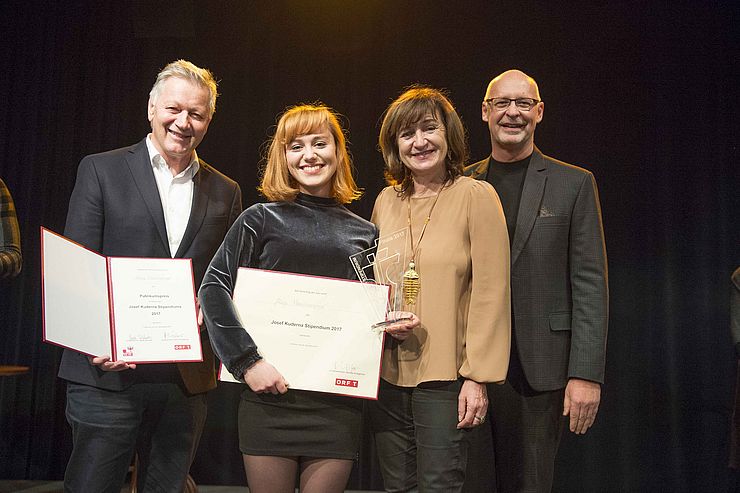 Im Jahr 2017 erhielt Alina Haushammer den Publikumspreis. V.li.: ORF-Direktor Helmut Krieghofer, LRin Beate Palfrader und Landestheater-Intendant Johannes Reitmeier mit der Preisträgerin des Josef-Kuderna-Stipendiums und Publikumsliebling Alina Haushammer.