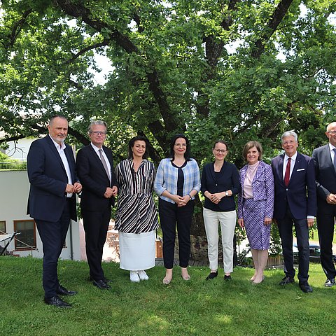 (v.li.): LH Hans Peter Doskozil (Burgenland), LH Christopher Drexler (Steiermark), Stadträtin Veronica Kaup-Hasler (Wien), Staatssekretärin Andrea Mayer, LHStvin Martina Berthold (Salzburg), LRin Barbara Schöbi-Fink (Vorarlberg), LH Peter Kaiser (Kärnten) und LH Anton Mattle (Tirol).