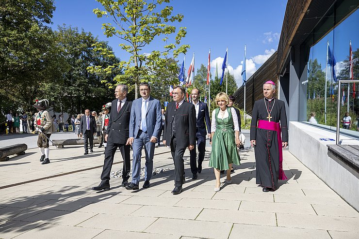 Auf dem Weg zum Tirol-Tag im Congress Centrum Alpbach (v.li.): Präsident des Europäischen Forums Alpbach, Euregio-Präsident LH Maurizio Fugatti (Trentino), LH Günther Platter, Staatssekretär Florian Tursky, LHStvin Waltraud Deeg (Südtirol) und Weihbischof Hansjörg Hofer. 