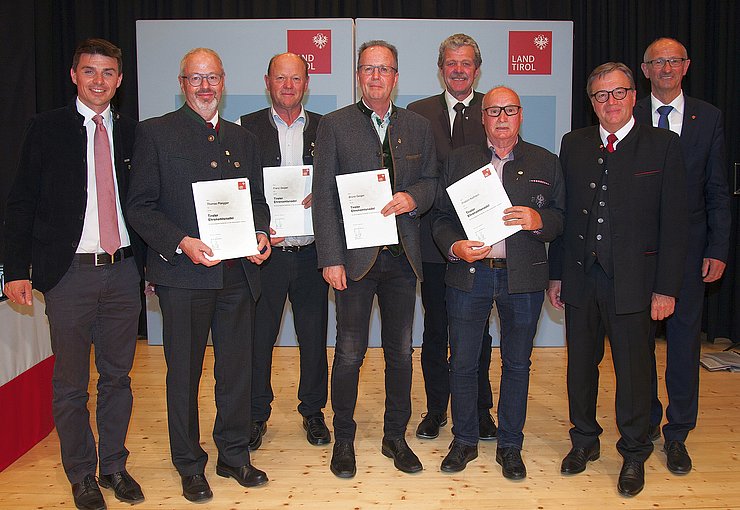 V. li. bei der Auszeichnungsfeier Simon Schwendinger (Bgm von Fiss), Thomas Plangger, Franz Geiger, Bruno Geiger, Markus Maaß (BH von Landeck), Fridolin Kathrein, LH Günther Platter und Wirtschaftslandesrat Anton Mattle.