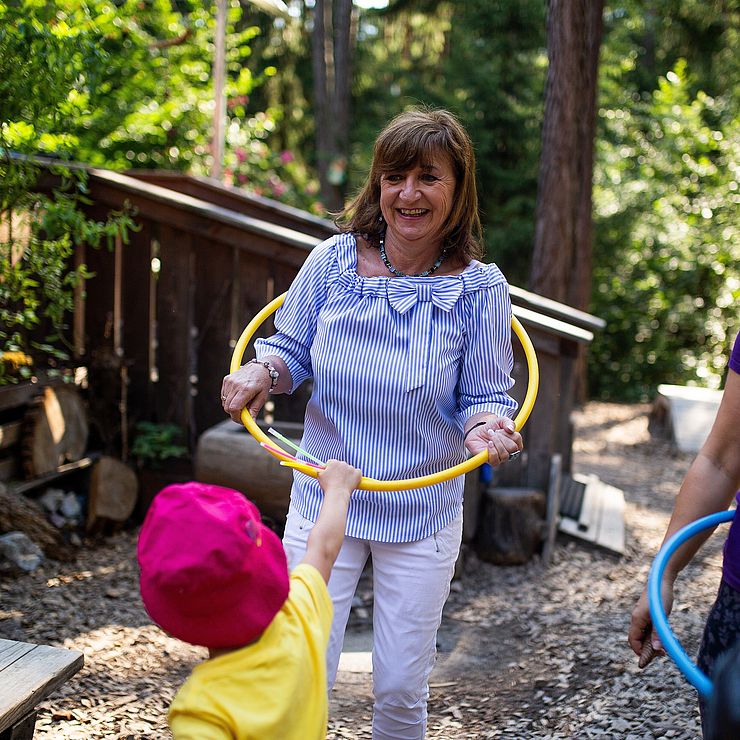 Mit Spaß beim Reifenfangen mit den Kindern dabei: Bildungslandesrätin Beate Palfrader bei ihrem Besuch im Waldkindergarten Schwaz.
