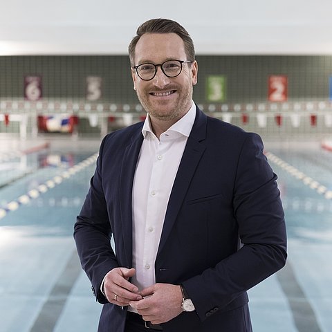 Mann im Hallenbad