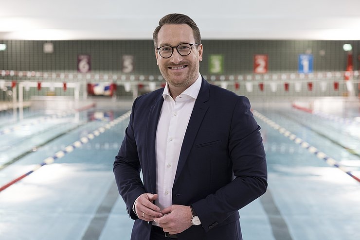 Mann im Hallenbad
