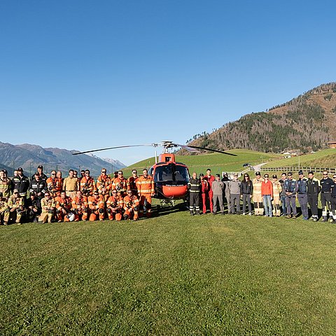 Gruppenfoto mit Hubschrauber