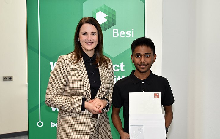 Arbeits- und Jugendlandesrätin Astrid Mair gratulierte Matteo Oberladstätter im Betrieb in Radfeld zum "Lehrling des Monats Jänner 2026".