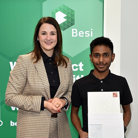 Arbeits- und Jugendlandesrätin Astrid Mair gratulierte Matteo Oberladstätter im Betrieb in Radfeld zum "Lehrling des Monats Jänner 2026".