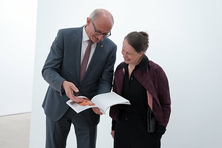 Landeshauptmann Anton Mattle im Gespräch mit der Künstlerin Rosmarie Lukasser.