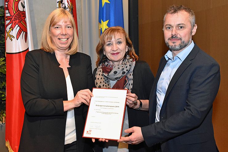 Margarete Ringler (li.) und Bernhard Mertelseder (beide Tiroler Bildungsforum) erhalten den Bildungsinnovationspreis (Kategorie I) für das Projekt „IT-gestützte Erfassung der Flurnamenerhebung im Bundesland Tirol“.