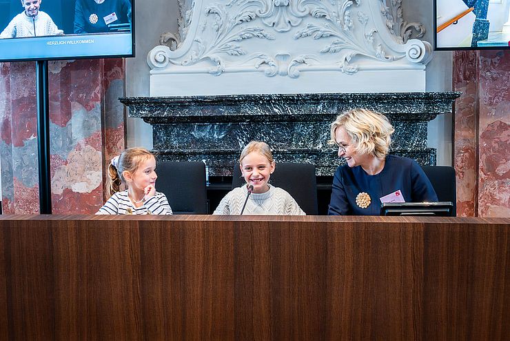 Tag der offenen Tür / Tiroler Landtag / Vizepräsidentin Elisabeth Blanik mit zwei kleinen Besucherinnen