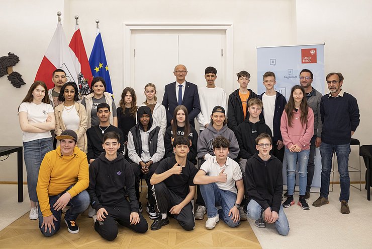 Klassenfoto mit Landeshauptmann Anton Mattle in seinem Büro.