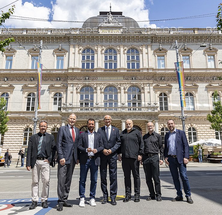 Von links: Vorstand Abt. Hochbau Gerhard Wastian, Vereinsobmann Franz Pegger, LHStv Georg Dornauer, LH Anton Mattle, Bernhard Marte und Robert Zimmermann (Marte.Marte Architekten ZT GmbH) und Ferdinandeums-Direktor Karl C. Berger stehen vor dem Tiroler Landesmuseum