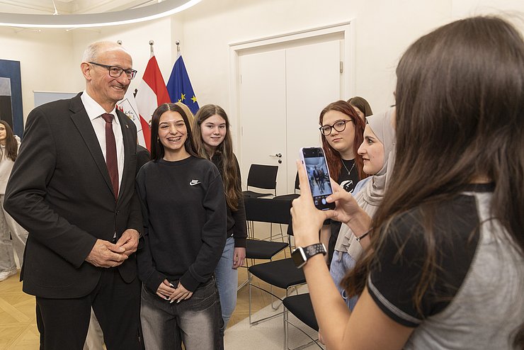 Bild von LH Mattle und SchülerInnen bei einem Erinnerungsfoto.