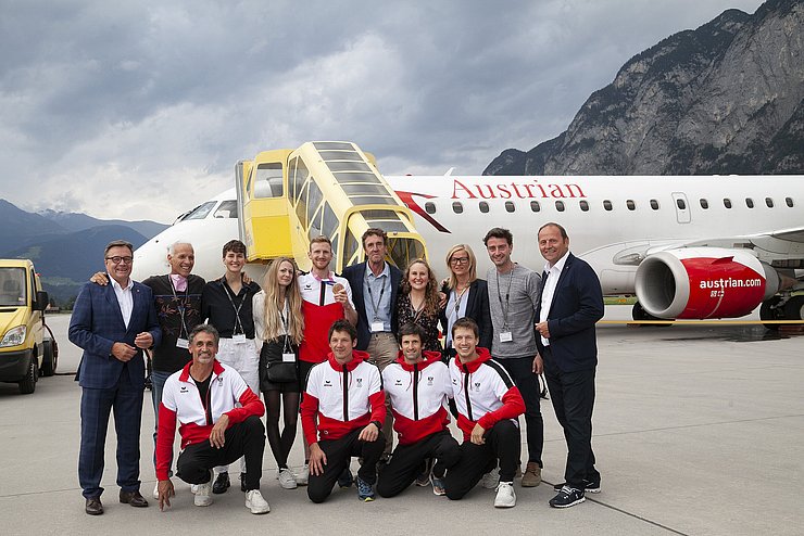 Gruppenbild vor Flugzeug