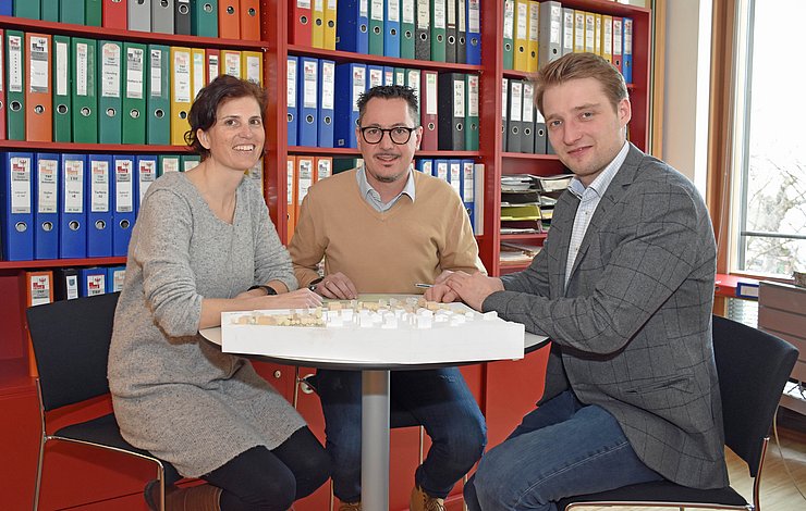 Das Team des Tiroler Bodenfonds – von links am Foto: Claudia Baur, Alexander Erhart sowie Maximi-lian Riedmüller – entwickelt laufend Projekte in Zusammenarbeit mit den Gemeinden.