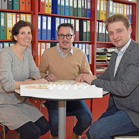 Das Team des Tiroler Bodenfonds – von links am Foto: Claudia Baur, Alexander Erhart sowie Maximi-lian Riedmüller – entwickelt laufend Projekte in Zusammenarbeit mit den Gemeinden.