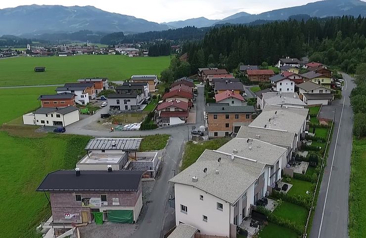 Der Tiroler Bodenfonds entwickelt tirolweit Wohnbauprojekte – wie hier in Oberndorf im Bezirk Kitzbühel – um leistbaren Wohnraum für Familien zu schaffen.