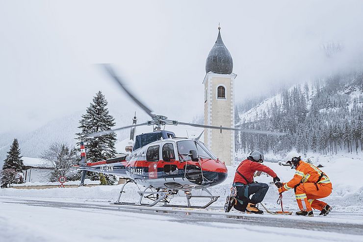 Beeindruckende Leistungsbilanz des Landeshubschraubers - hier bei einer Zwischenlandung in Kals - im Rahmen des Schneeeinsatzes in Osttirol.