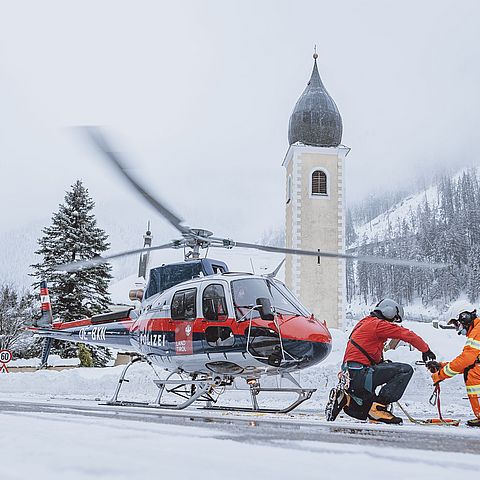 Beeindruckende Leistungsbilanz des Landeshubschraubers - hier bei einer Zwischenlandung in Kals - im Rahmen des Schneeeinsatzes in Osttirol.