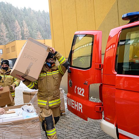 Die Tiroler Feuerwehren verteilen das kommissionierte Material an die Tiroler Gemeinden. Ausgehend von der Standschützen-Kaserne in Innsbruck wird beispielsweise der Bezirk Innsbruck-Land beliefert.