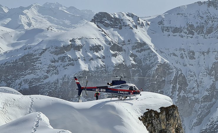 Lawinenerkundung mit dem Landeshubschrauber am Gallreide-Schrofen im Gschnitztal.