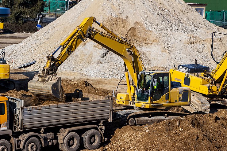 Bagger auf Baustelle bei Erdarbeiten