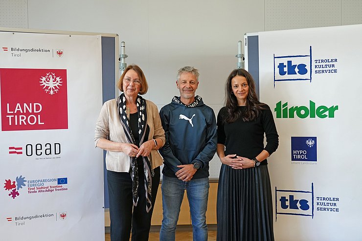 © Land Tirol/Reiter Personen stehen nebeneinander