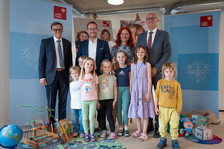 Gruppenbild mit Kindern und Erwachsenen.