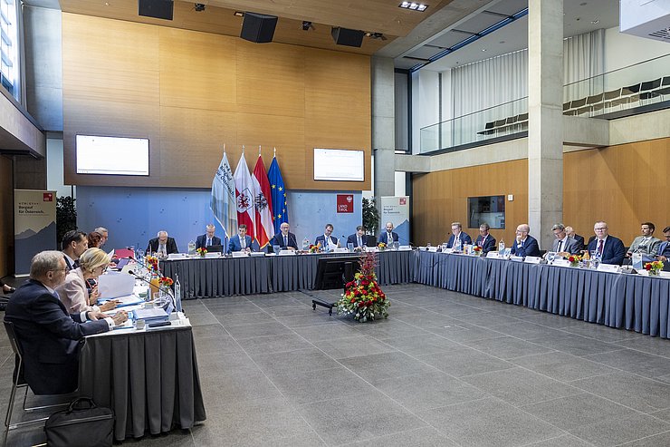 © Land Tirol/Sedlak Großer Saal im Landhaus mit Tischen und Menschen sitzend