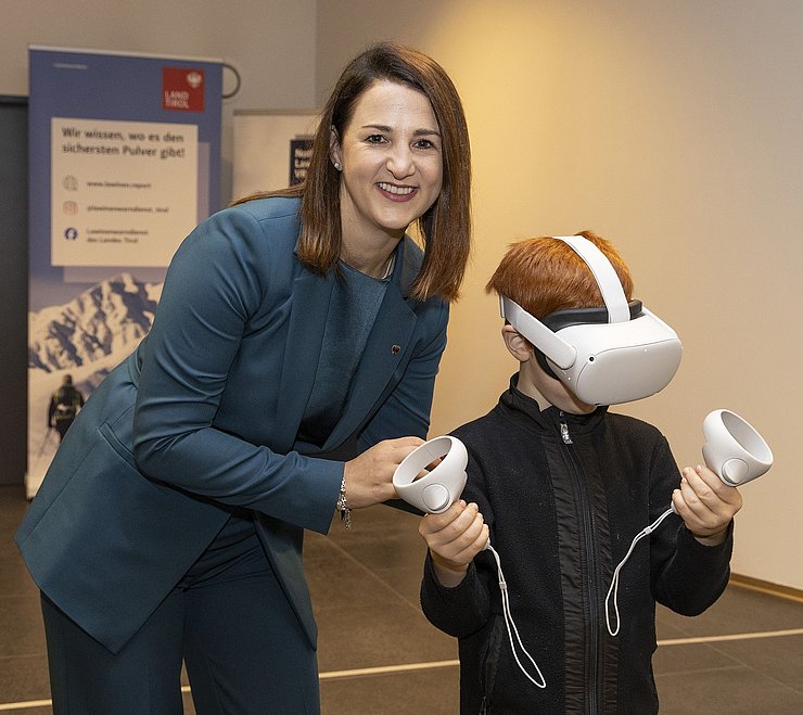 Sicherheitslandesrätin Astrid Mair freute sich, dass die neue VR-Brille zur Lawinenrettung des Lawinenwarndienstes des Landes Tirol der Öffentlichkeit beim Tag der offenen Tür präsentiert werden konnte. 