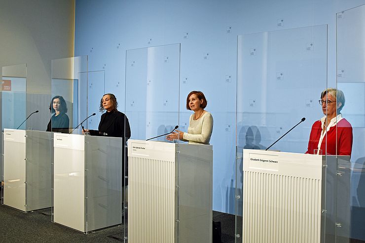 v.li. Julia Haberkorn, Gabi Plattner, Landesrätin Gabriele Fischer und Elisabeth Stögerer-Schwarz