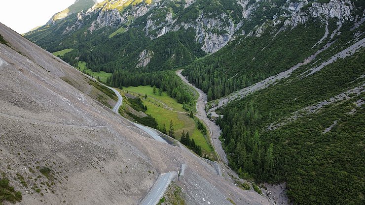 Auf dem Bild ist ein Abschnitt der Hantennjochstraße zu sehen, auf die eine große Steinlawinen niedergegangen ist.