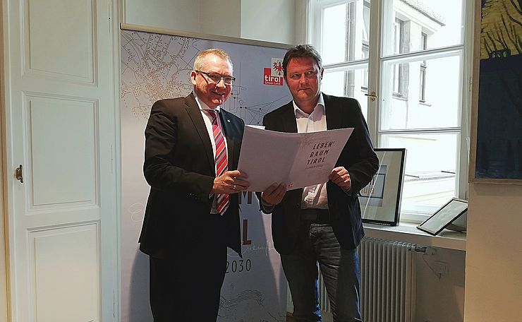 Landesrat Johannes Tratter (links) sowie Abteilungsvorstand der Abteilung Raumordnung des Landes Tirol Robert Ortner präsentieren den "Lebensraum Tirol" - Agenda 2030".