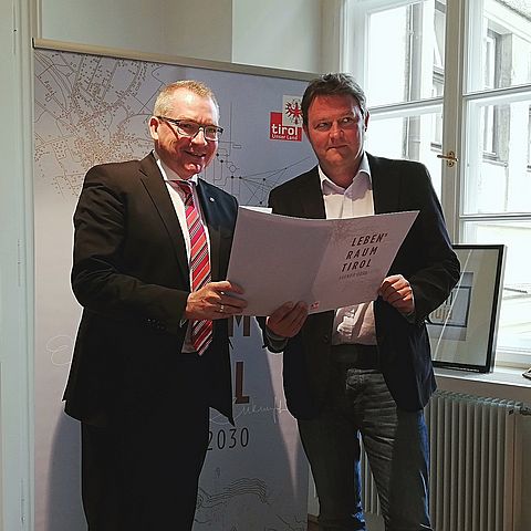 Landesrat Johannes Tratter (links) sowie Abteilungsvorstand der Abteilung Raumordnung des Landes Tirol Robert Ortner präsentieren den "Lebensraum Tirol" - Agenda 2030".