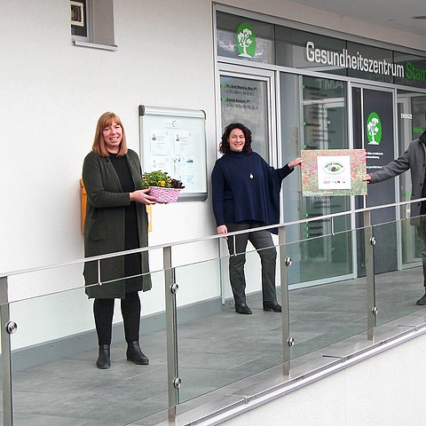 Im Bild Landeshauptmannstellvertreterin Ingrid Felipe mit PartnerInnen des Projekts Natur im Garten