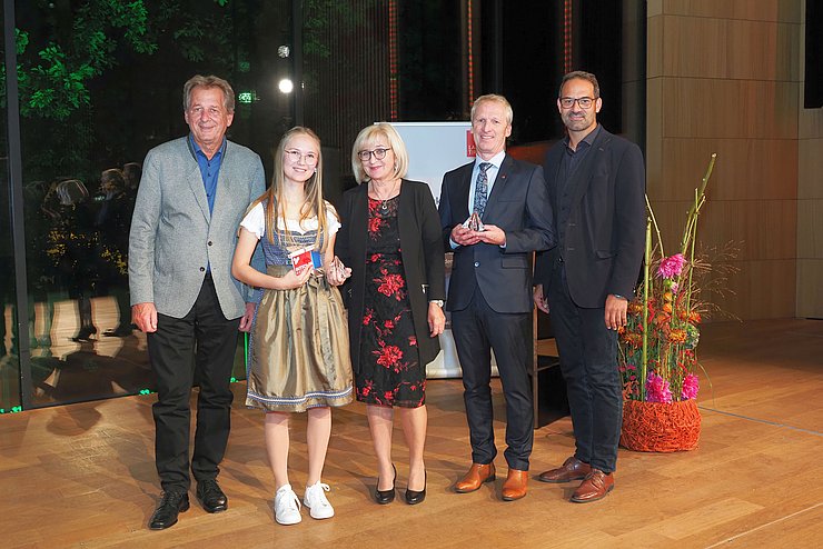 V. li. Erwin Zangerl (Präsident der Arbeiterkammer Tirol), Svenja Maier (Lehrling des Jahres 2020), Arbeits- und Bildungslandesrätin Beate Palfrader, Roman Mühlmann (Innendienstleiter und Lehrlingsausbilder an der BH Lienz) und Christoph Walser (Präsident der Wirtschaftskammer Tirol).