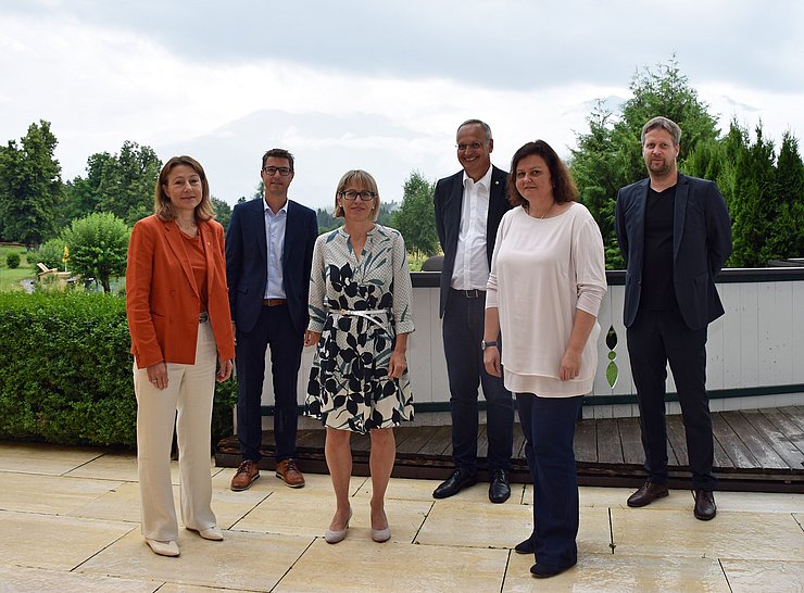 LRin Annette Leja, stellvertretender Gemeindeverbandspräsident Christian Härting, Bürgermeisterin der Gemeinde Gnadenwald Heidi Profeta, Vorstandsmitglieder der ARGE Tiroler Altenheime: Obmann Robert Kaufmann, Hannelore Röck, Reinhard Griener