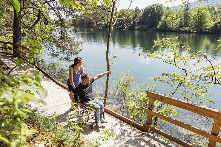 Wanderweg rund um den Reintalersee mit Rollstuhlfahrer und einer weiteren Person