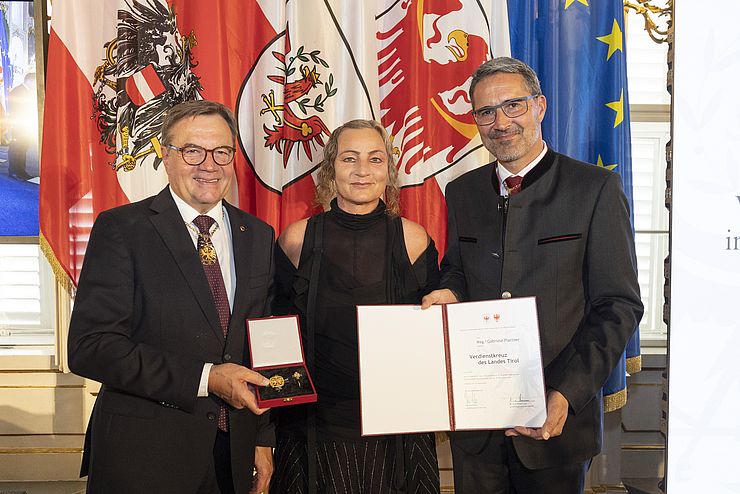 Das Verdienstkreuz um das Gemeinwohl, insbesondere um das „Frauenhaus Tirol“, erhielt Gabriele Plattner. 
